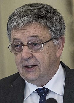 Lásló Lovász, credits to Európa Pont
licensed under the Creative Commons Attribution 2.0 Generic license,
cf. https://commons.wikimedia.org/wiki/File:L%C3%A1szl%C3%B3_Lov%C3%A1sz_(2017)_(cropped).jpg Laszlo Lovasz